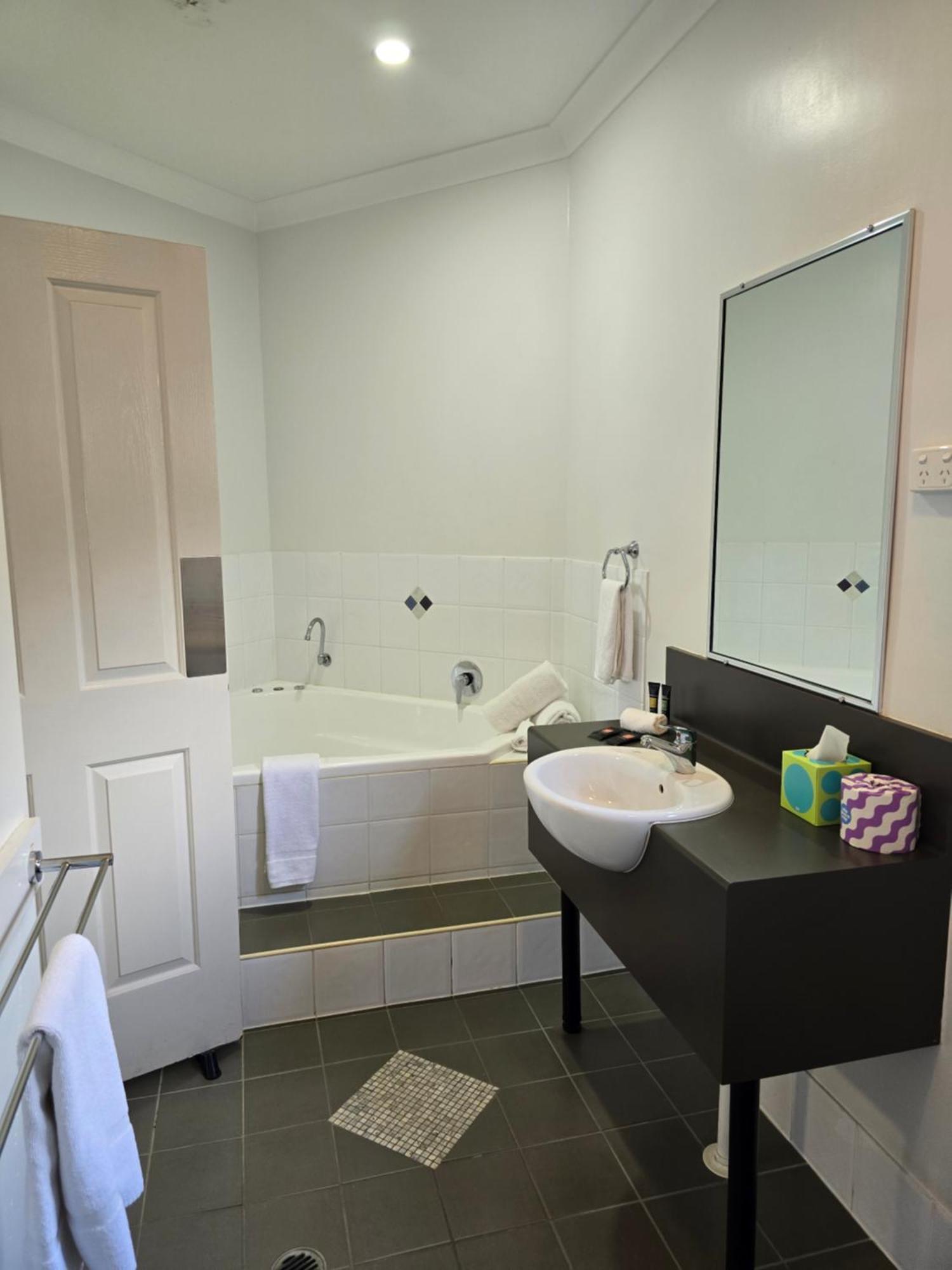 Ascot Lodge Motor Inn Кингарой Экстерьер фото