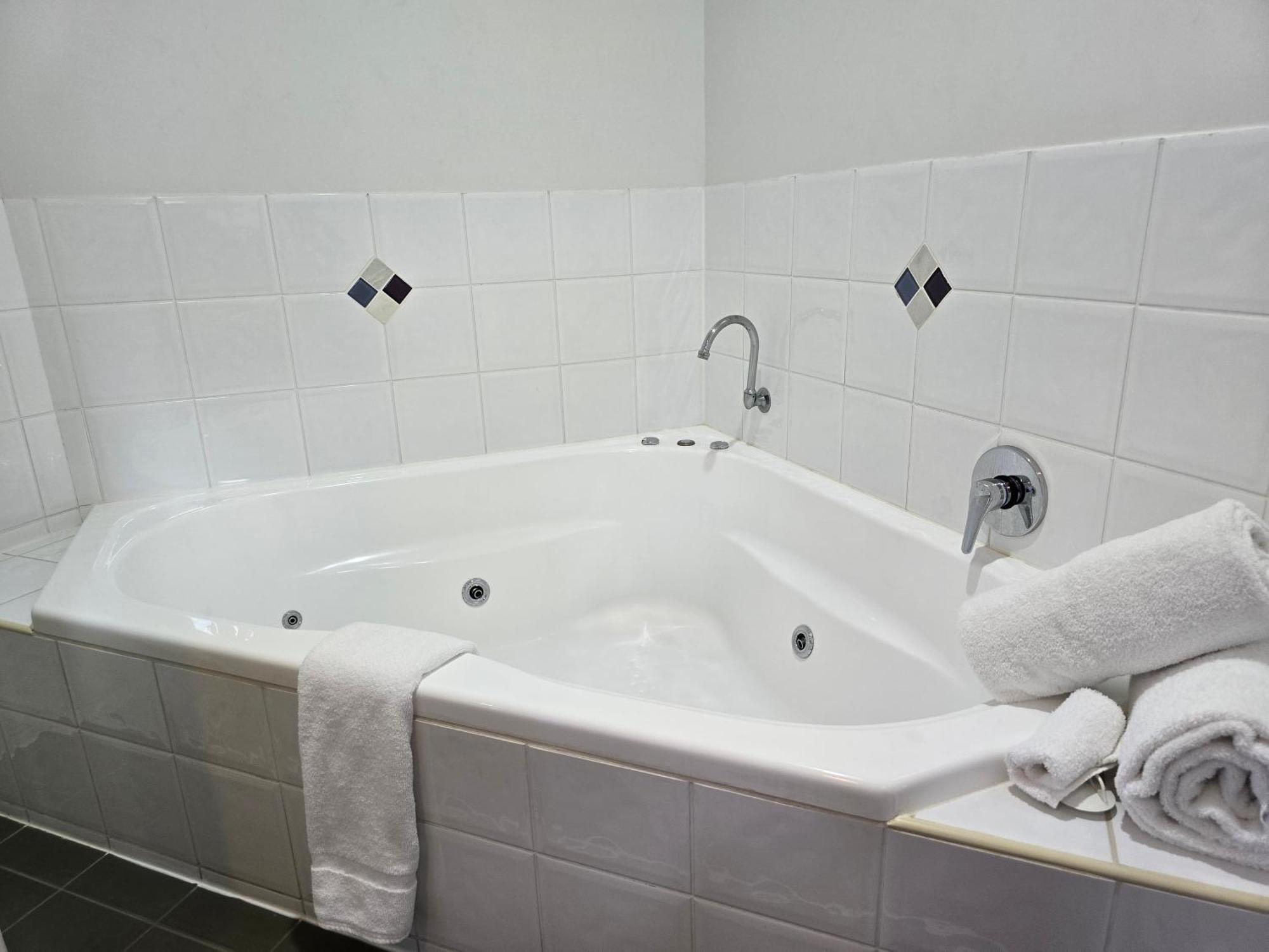 Ascot Lodge Motor Inn Кингарой Экстерьер фото