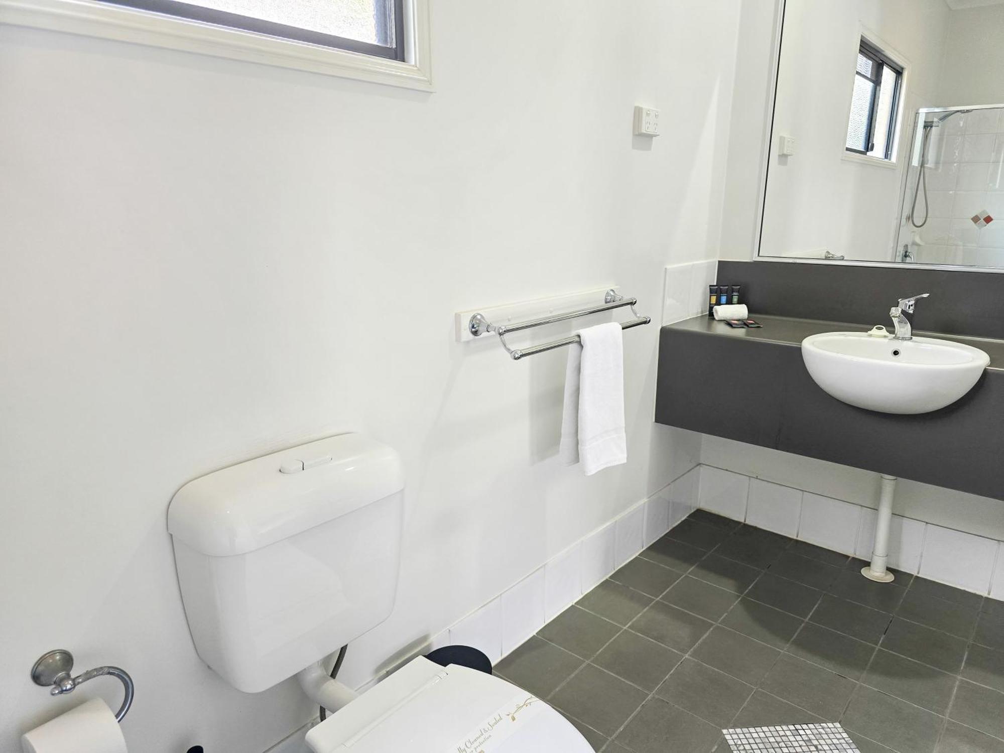 Ascot Lodge Motor Inn Кингарой Экстерьер фото