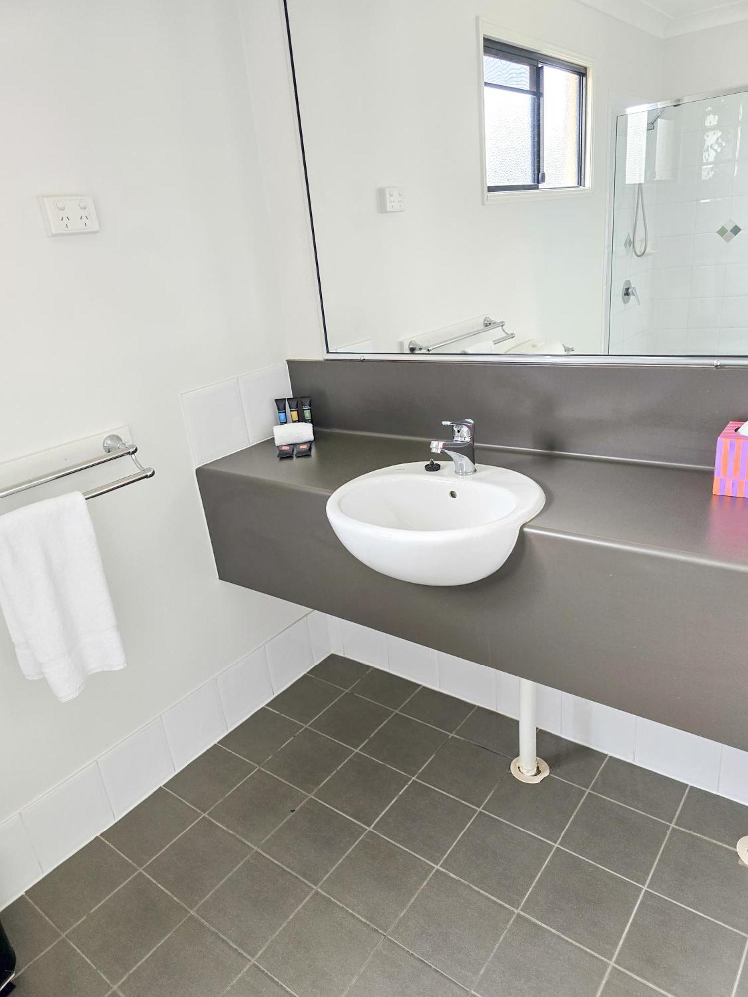 Ascot Lodge Motor Inn Кингарой Экстерьер фото